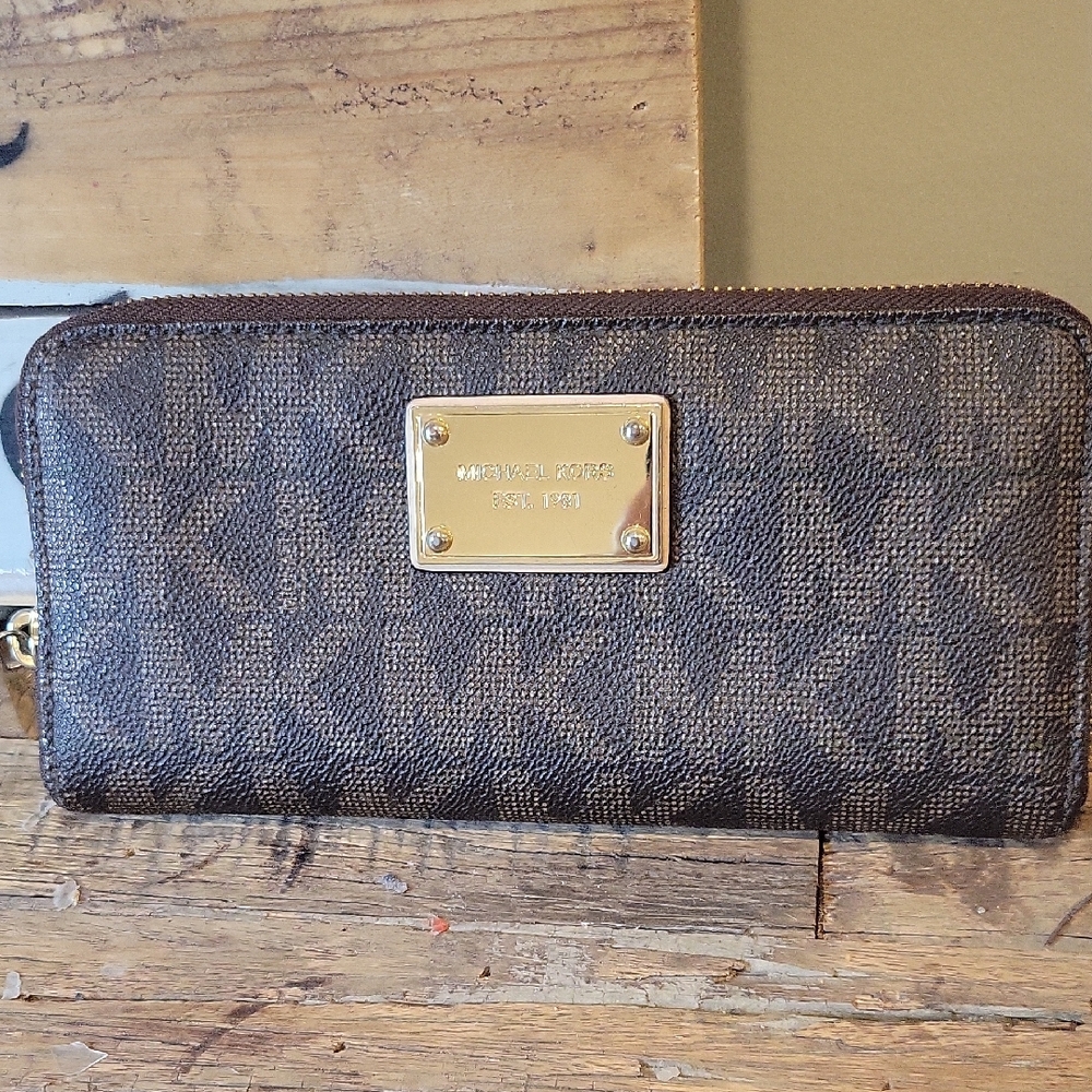 Michael Kors Vintage Jet Set Continental Full Zip Logo Wallet